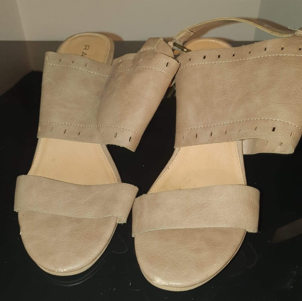 Beige heels   (jkl25)